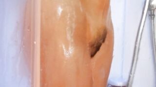 Ancora mia moglie sotto la doccia