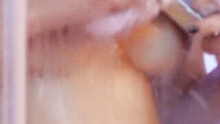 Ancora mia moglie sotto la doccia