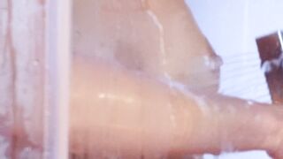 Ancora mia moglie sotto la doccia