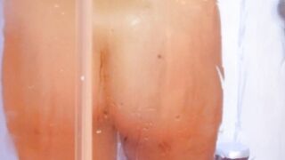 Ancora mia moglie sotto la doccia