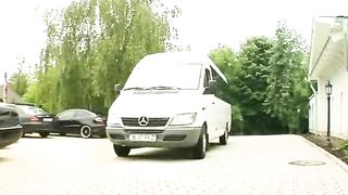 Bella autostoppista bionda inculata all'aperto