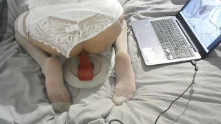 Scopata anale con dildo in abito bianco