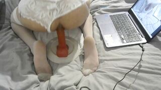 Scopata anale con dildo in abito bianco