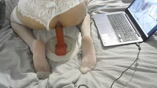 Scopata anale con dildo in abito bianco