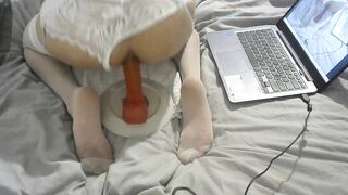 Scopata anale con dildo in abito bianco