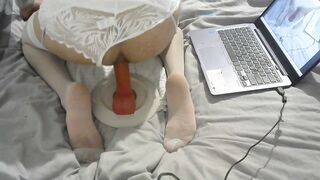 Scopata anale con dildo in abito bianco