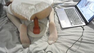 Anteprima del video: Scopata anale con dildo in abito bianco