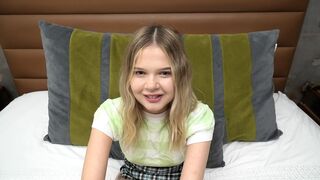 Bionda teen succhia cazzoni