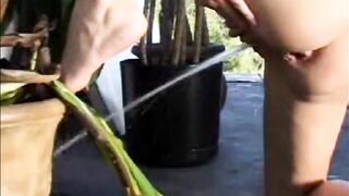 pisciata canina con ancora il culetto sbrodolante....