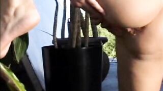 pisciata canina con ancora il culetto sbrodolante....