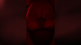 Marika italiana che mi cavalca sotto luci led rosse