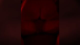 Marika italiana che mi cavalca sotto luci led rosse