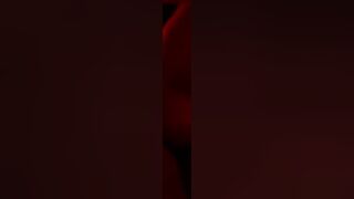 Marika italiana che mi cavalca sotto luci led rosse