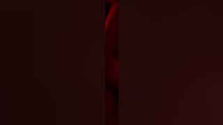 Marika italiana che mi cavalca sotto luci led rosse