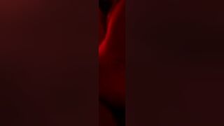 Marika italiana che mi cavalca sotto luci led rosse