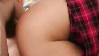 Giovane porcellina da sola al parco