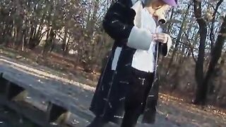 Il fotografo e la bella esibizionista biondina