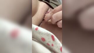 Clara gioca con un chupa Chups in figa