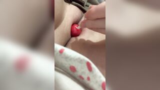 Anteprima del video: Clara gioca con un chupa Chups in figa