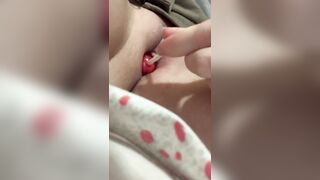 Clara gioca con un chupa Chups in figa