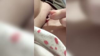 Clara gioca con un chupa Chups in figa