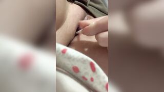 Clara gioca con un chupa Chups in figa