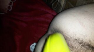 Si scopa il culo con un dildo a banana