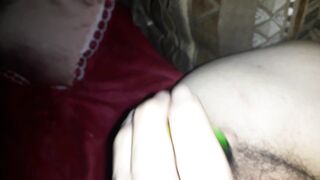 Si scopa il culo con un dildo a banana