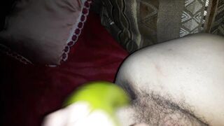 Si scopa il culo con un dildo a banana