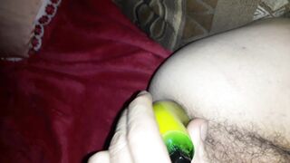 Si scopa il culo con un dildo a banana