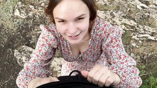 Una giovane troietta succhia un cazzo grosso al parco e ingoia