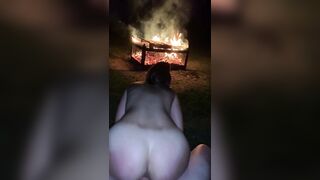 Cavalcata nudista davanti al fuoco