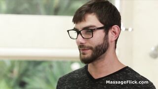 Fidanzata tettona si prova come massaggiatrice