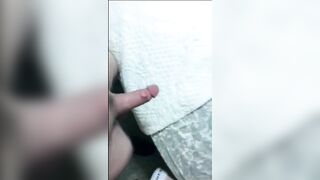 La escort soddisfa i cazzi dei due clienti