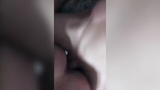 La escort soddisfa i cazzi dei due clienti