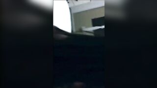 La escort soddisfa i cazzi dei due clienti