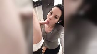 Modella bruna suka cazzi