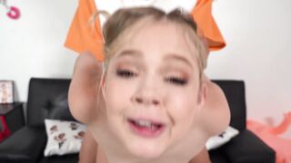 Coco Lovecock scopa e succhia cazzo su sofà di pelle nera