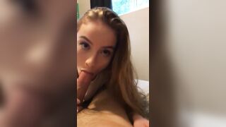 Biondina succhia cazzi si dà da fare