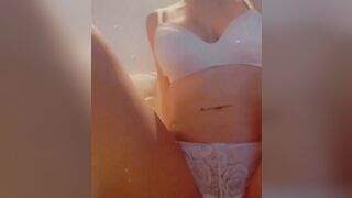 Mi masturbo per voi... sono calda!