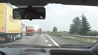 Coppia arrapata in auto