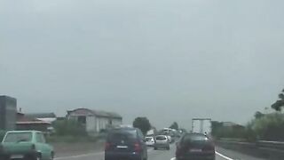 Coppia arrapata in auto