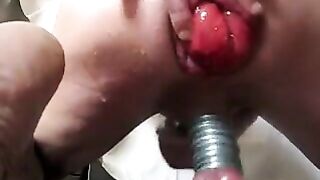 Anteprima del video: Testicoli strizzati e ano prolassato