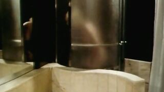 Signora single succhia la Trans. Vintage porn.