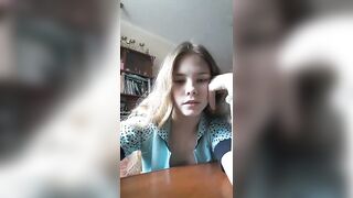 Anteprima del video: Troietta giovane se la mena col bianchetto