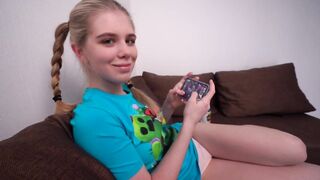 Scopata POV con giovanissima porcella