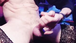 Shemale si masturba e sborra tanto!!!