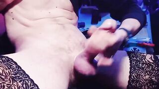 Shemale si masturba e sborra tanto!!!