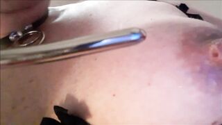 Lisa si spacca il culo e si scopa i capezzoli