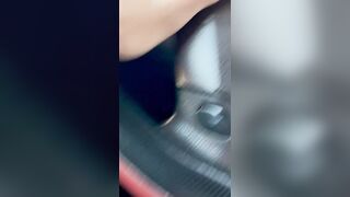 Si masturba mentre guida